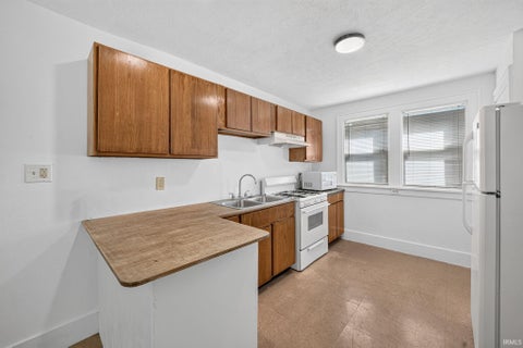 Tiny photo for 1022 Diamond Avenue, South Bend, IN 46628 (MLS # 202636877)