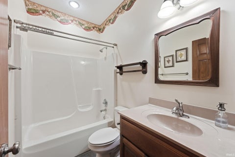 Tiny photo for 434 Royal Crest Drive, Fort Wayne, IN 46814 (MLS # 202632106)