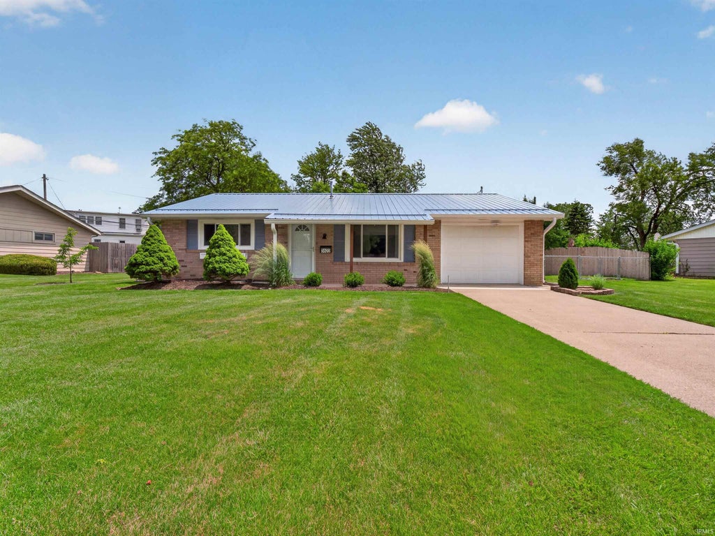 Photo of 3622 Hastings Road, Fort Wayne, IN 46805 (MLS # 202623100)