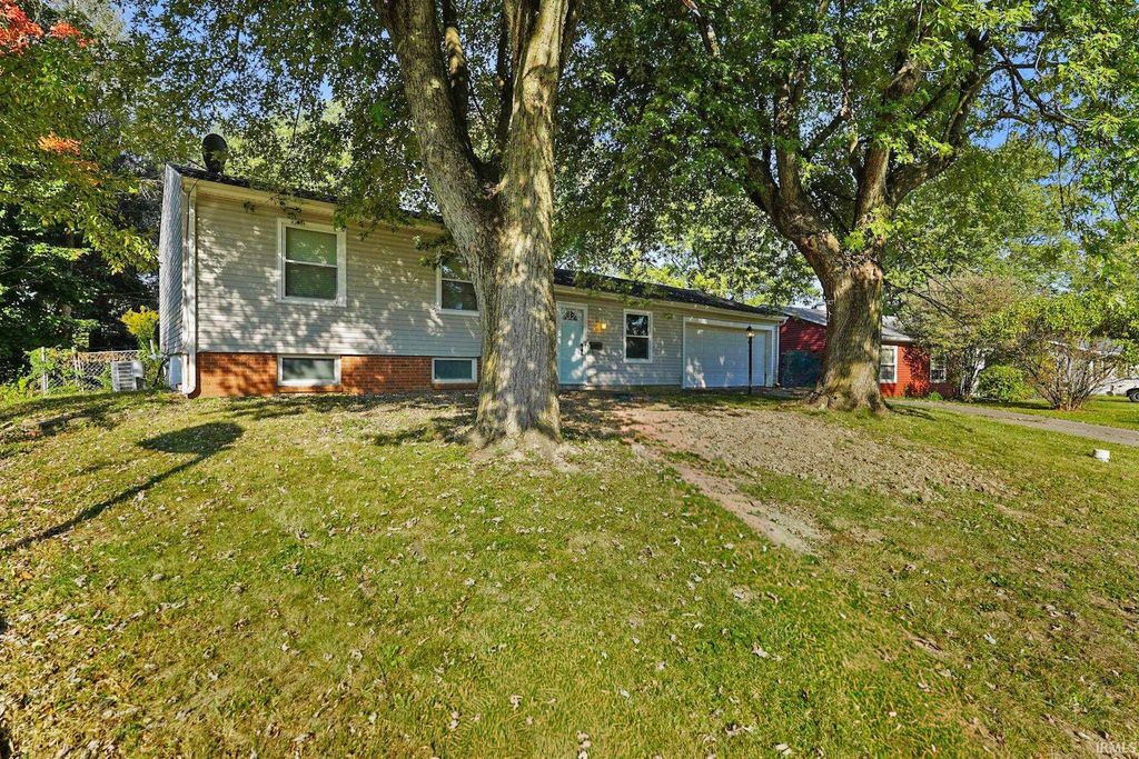 Photo of 1101 W Riga Avenue, Marion, IN 46952 (MLS # 202545734)