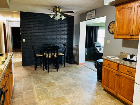 Tiny photo for 916 Maxwell Avenue, Washington, IN 47501 (MLS # 202539422)