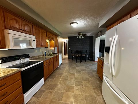 Tiny photo for 916 Maxwell Avenue, Washington, IN 47501 (MLS # 202539422)