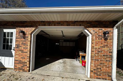 Tiny photo for 916 Maxwell Avenue, Washington, IN 47501 (MLS # 202539422)