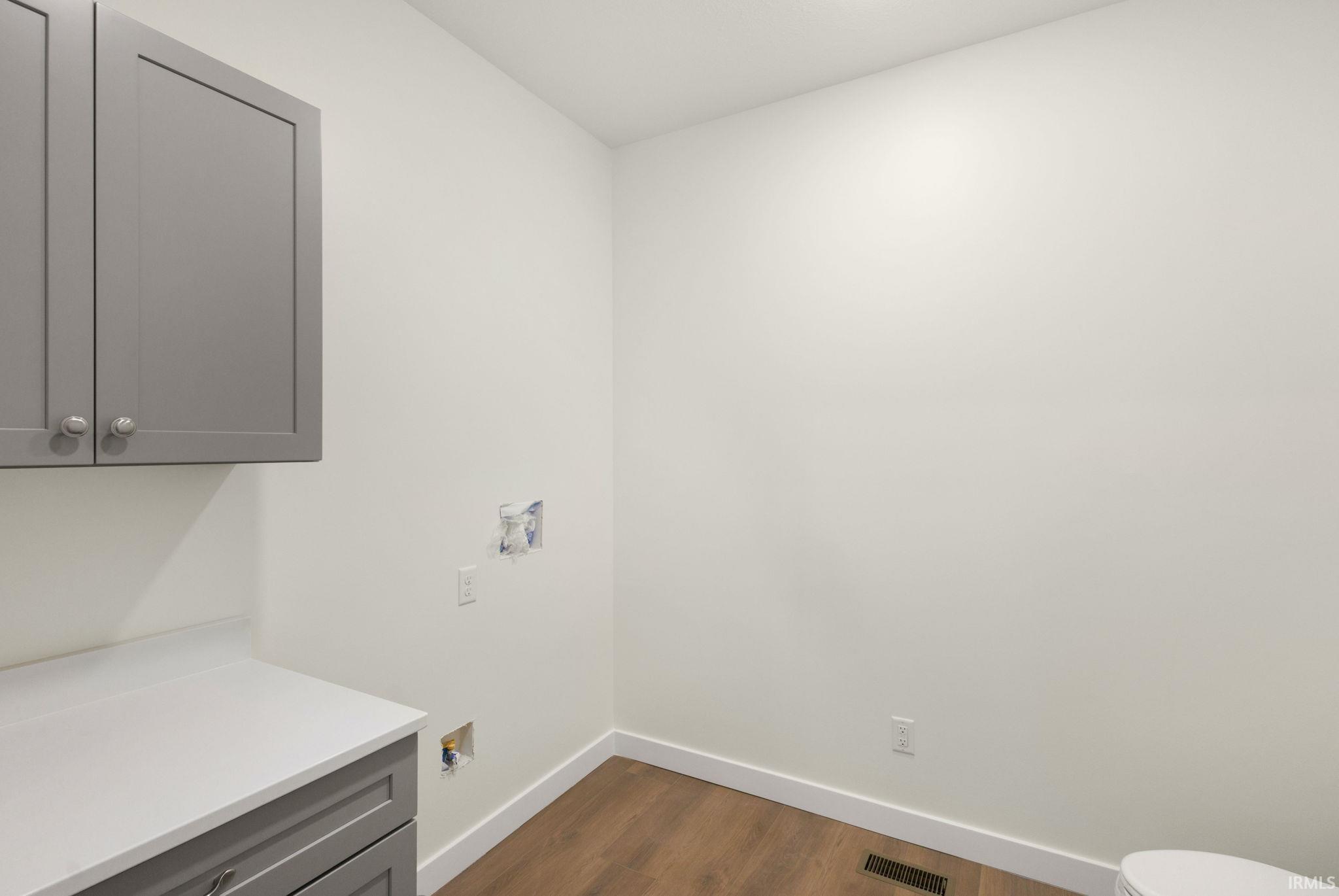 Mishawaka, Indiana 46544, United States, 3 Bedrooms Bedrooms, ,3 BathroomsBathrooms,Residential,Active,214202