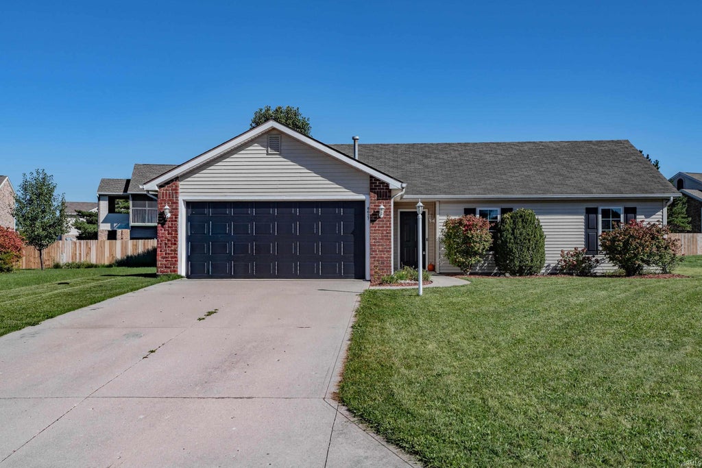 Photo of 8627 Tara Court, Fort Wayne, IN 46825 (MLS # 202640392)