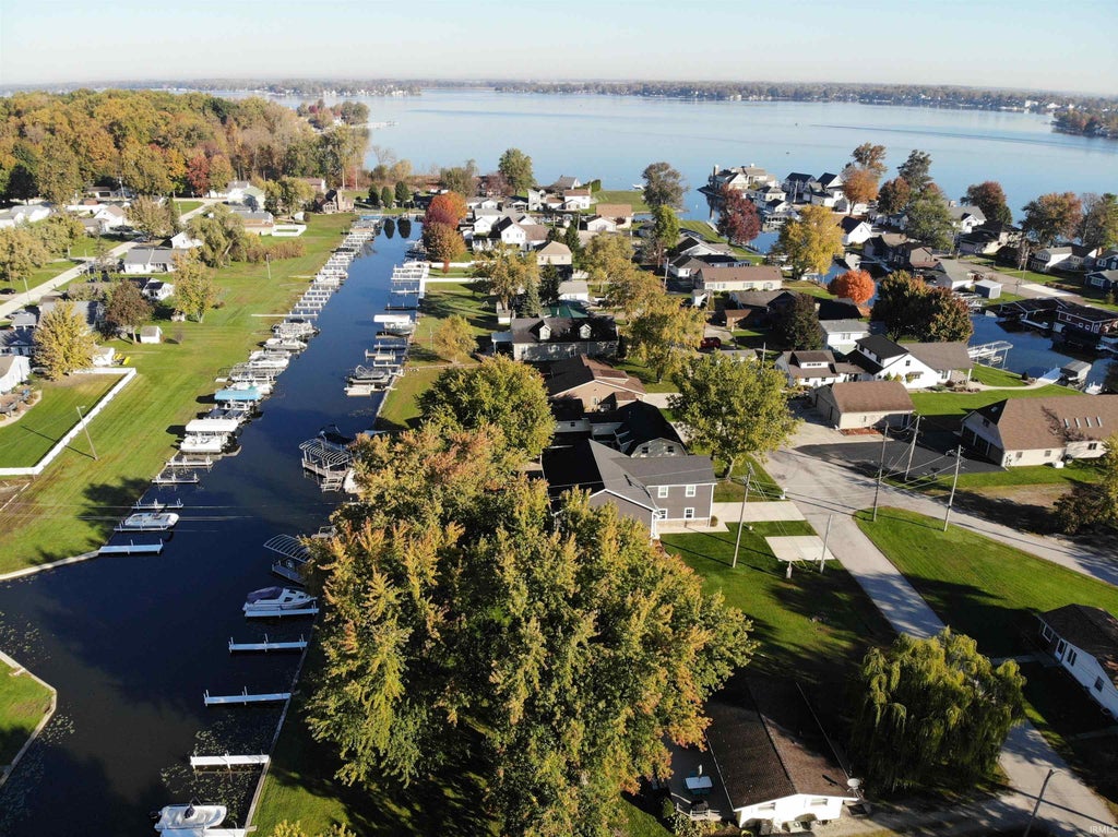 Photo of 9737 N Marine Key Drive, Syracuse, IN 46567 (MLS # 202644126)