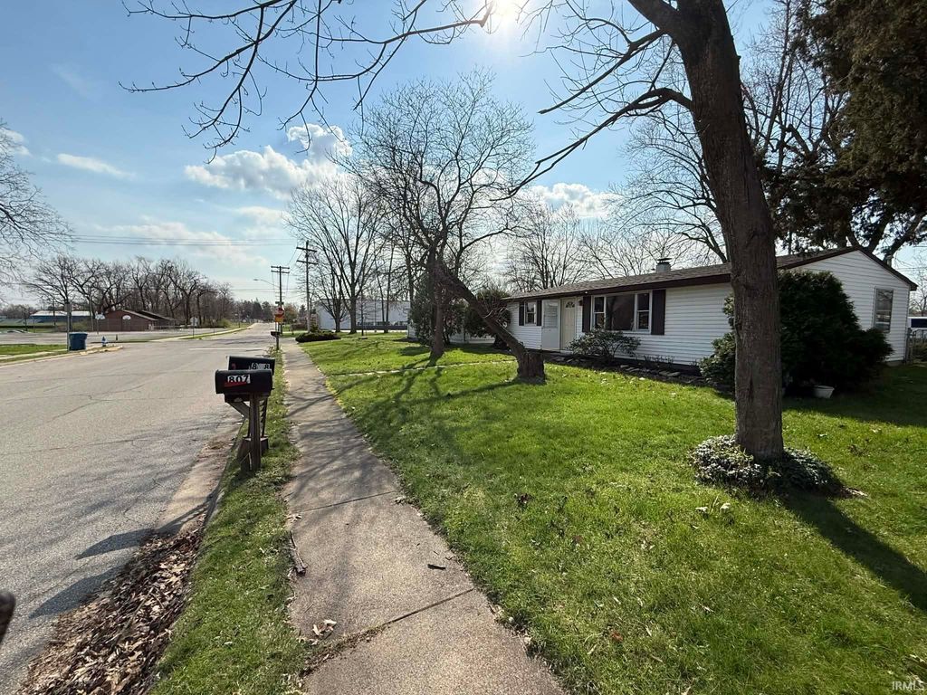 Photo of 807 W Lowell Avenue, Mishawaka, IN 46545 (MLS # 202611945)