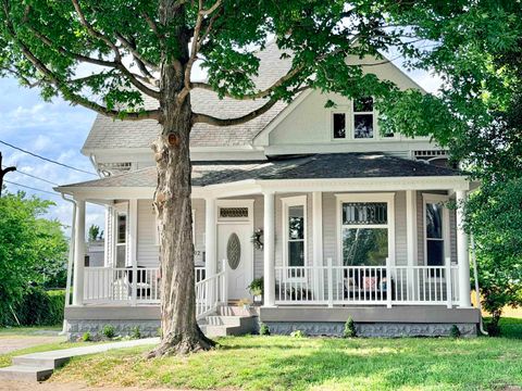 Photo of 602 E Main Street, Boonville, IN 47601 (MLS # 202622420)