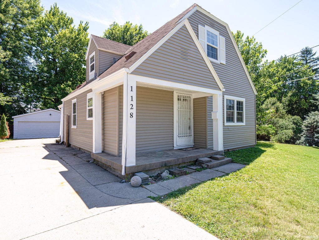 Photo of 1128 Somerset Lane, Fort Wayne, IN 46805 (MLS # 202627841)