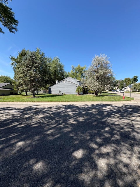 Tiny photo for 410 Inglenook Place, Angola, IN 46703 (MLS # 202637779)
