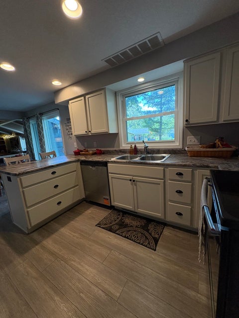 Tiny photo for 410 Inglenook Place, Angola, IN 46703 (MLS # 202637779)