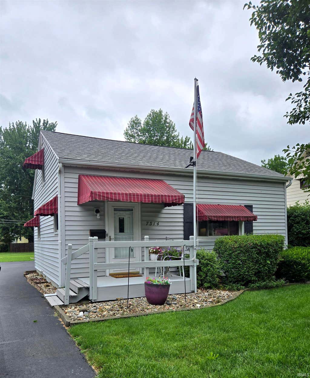 Photo of 7314 Bluffton Road, Fort Wayne, IN 46809 (MLS # 202625584)