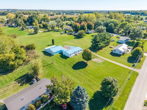 Photo of 306 N Lakeland Drive, Lagrange, IN 46761 (MLS # 202540838)