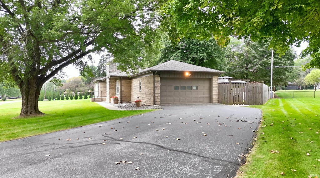 Photo of 6226 E Hills Road, Fort Wayne, IN 46804 (MLS # 202635165)