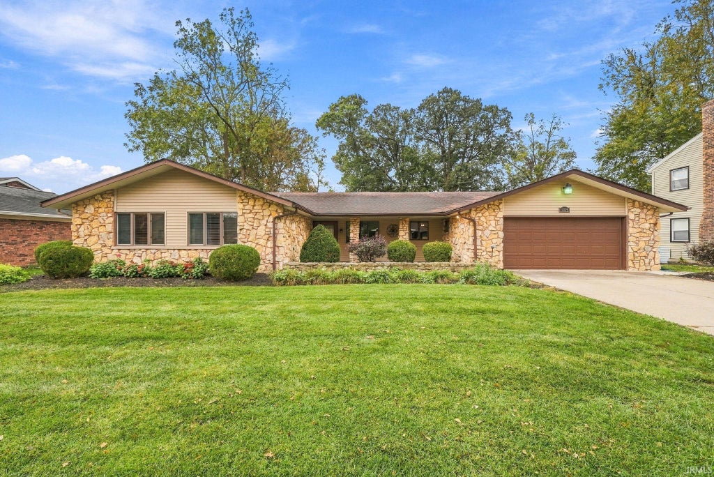 Photo of 2215 W Woodmont Drive, Muncie, IN 47304 (MLS # 202643890)