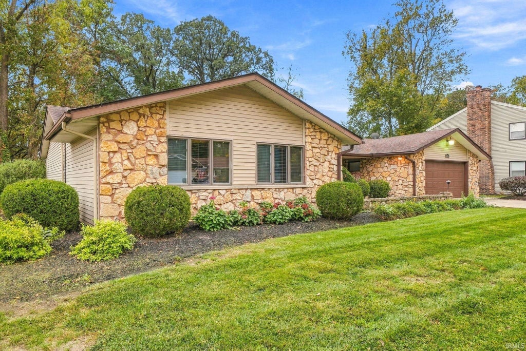 Photo of 2215 W Woodmont Drive, Muncie, IN 47304 (MLS # 202643890)