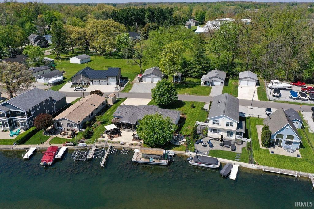 Photo of 812 S lakeside Drive, Syracuse, IN 46567 (MLS # 202615024)