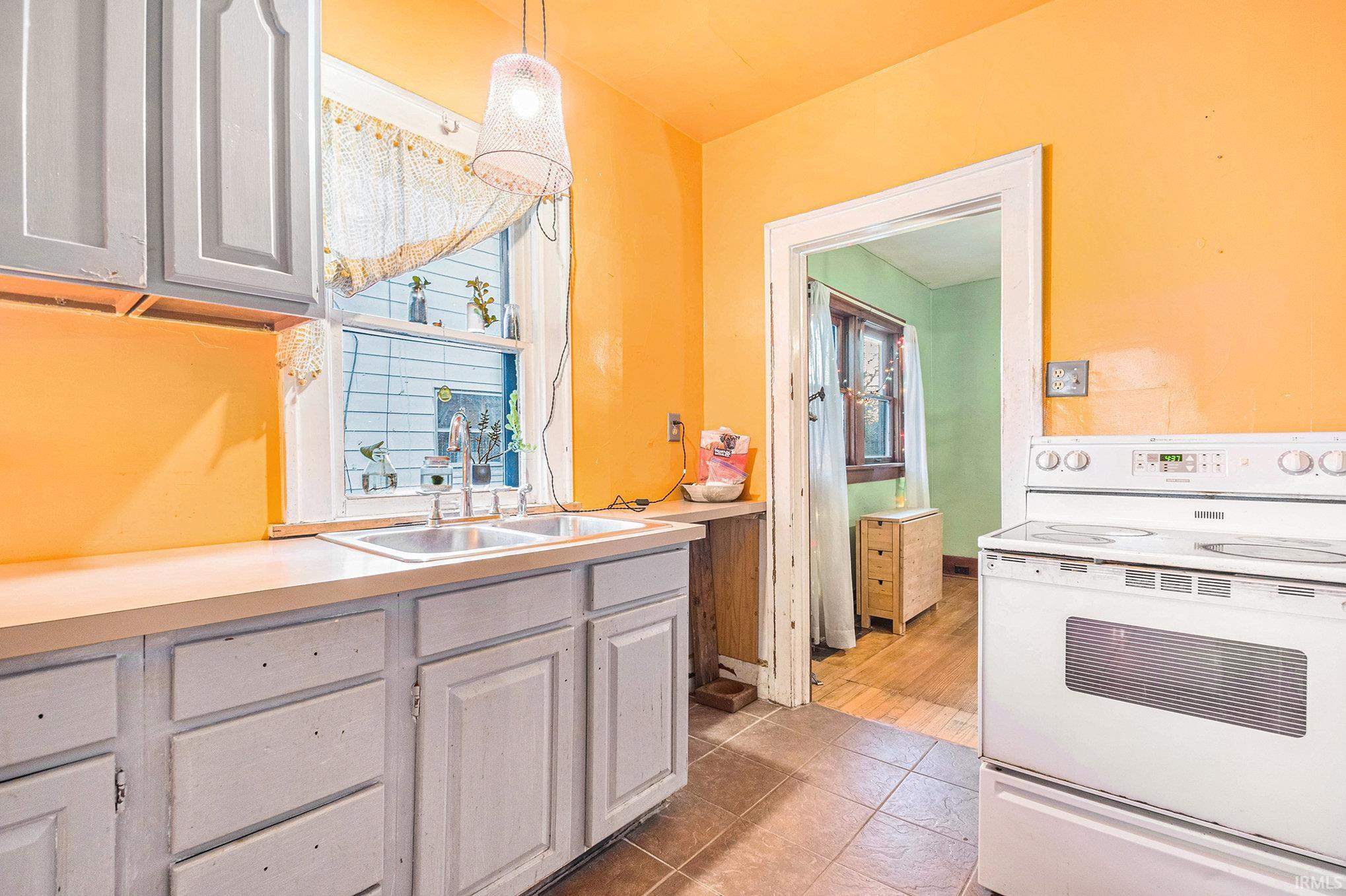 South Bend, Indiana 46617, United States, 2 Bedrooms Bedrooms, ,1 BathroomBathrooms,Residential,Pending,28558