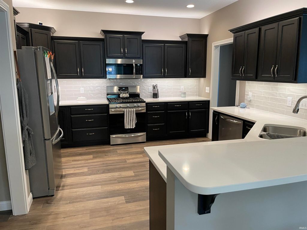 Photo of 1321 S Honeybee Court, Warsaw, IN 46580 (MLS # 202616728)