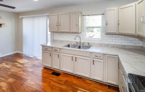 Tiny photo for 713 W Buena Vista Road, Evansville, IN 47710 (MLS # 202642744)