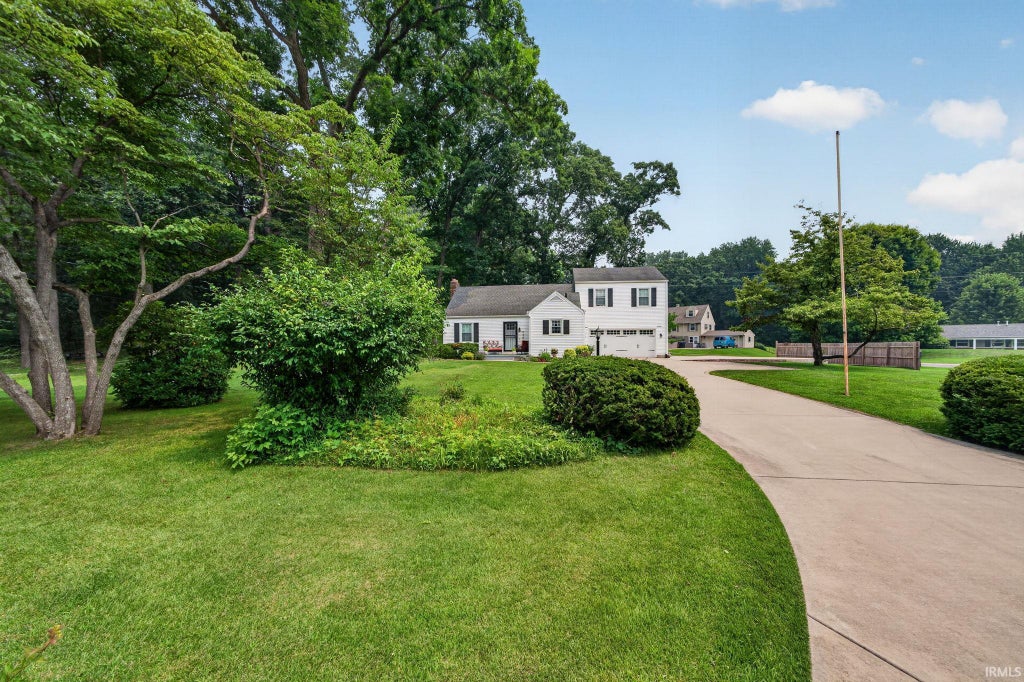 Photo of 17835 Edgewood Walk, South Bend, IN 46635 (MLS # 202629376)