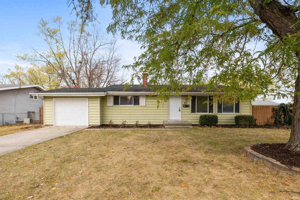 Photo of 819 Elnora Drive, Fort Wayne, IN 46825 (MLS # 202544397)