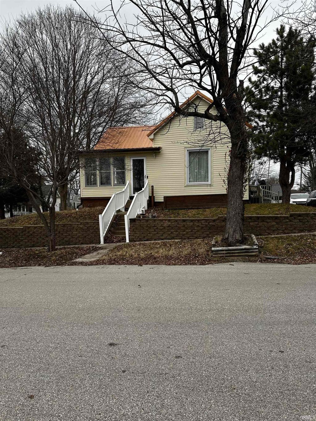 Photo of 1210 E Walnut Street, Petersburg, IN 47567 (MLS # 202600829)