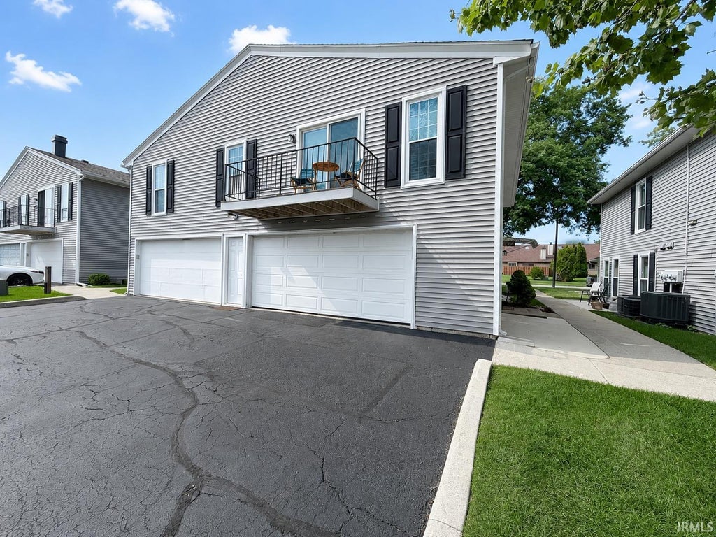Photo of 5026 Woodmark Drive, Fort Wayne, IN 46815 (MLS # 202632629)