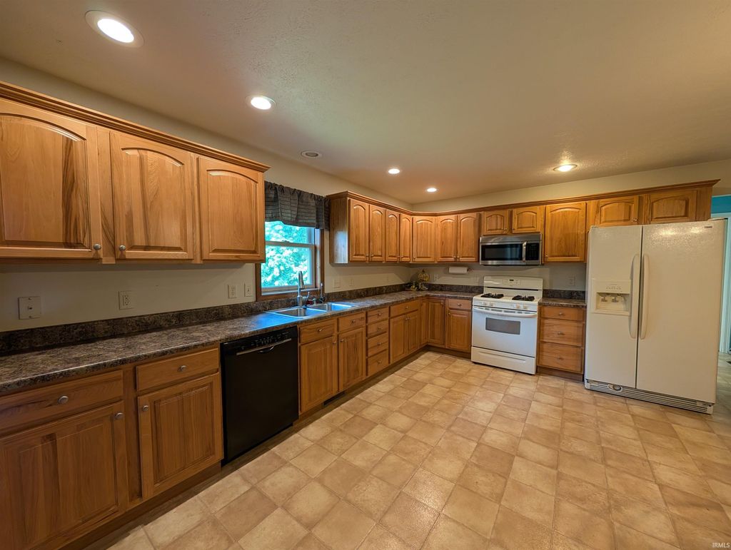 Photo of 333 Fairview Drive, Goshen, IN 46528 (MLS # 202619771)