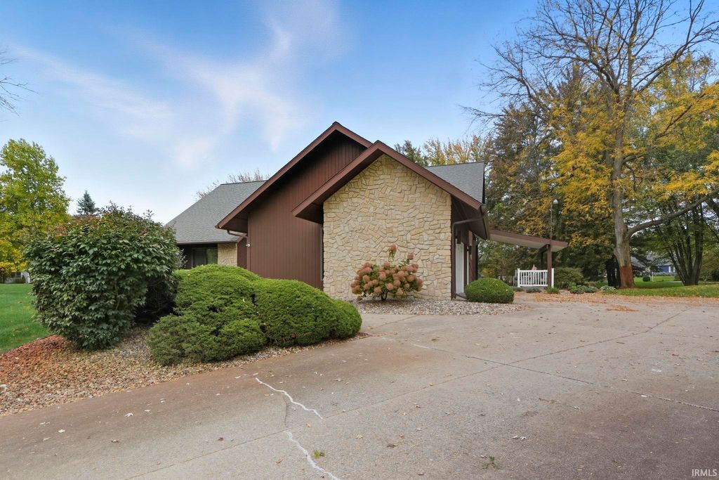 Photo of 2029 Deer Trail, Warsaw, IN 46580 (MLS # 202543106)