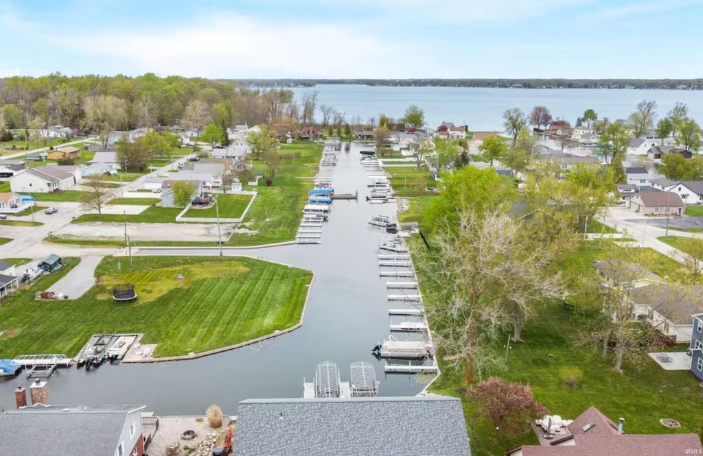 Photo of 9821 N Marine Key Drive, Syracuse, IN 46567 (MLS # 202609614)