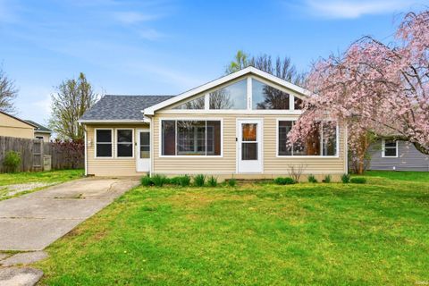 Photo of 605 N Main Street, Gaston, IN 47342 (MLS # 202612690)