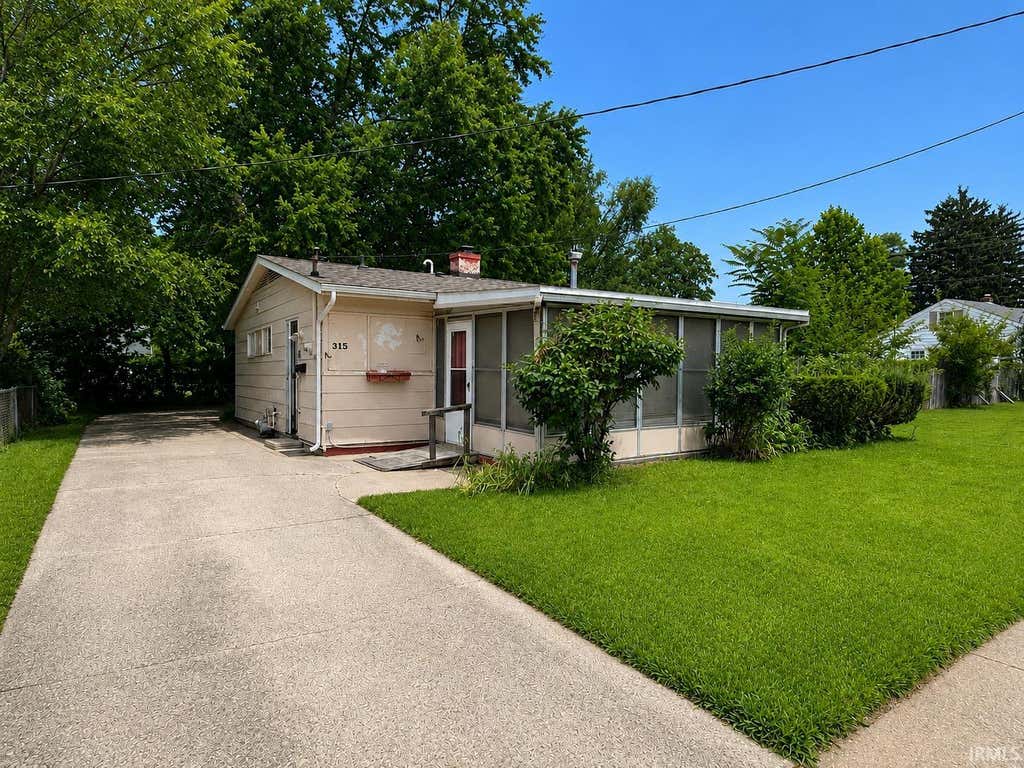 Photo of 315 S 35th Street Street, South Bend, IN 46615 (MLS # 202629113)