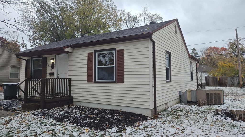 Photo of 1810 Cass Avenue, Evansville, IN 47714 (MLS # 202545640)