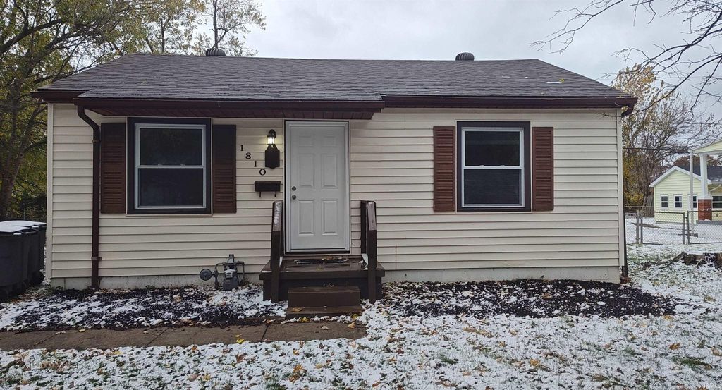 Photo of 1810 Cass Avenue, Evansville, IN 47714 (MLS # 202545640)
