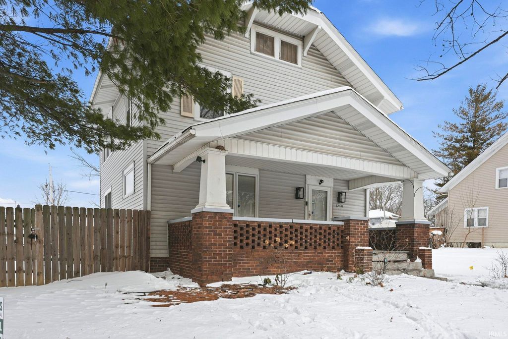 Photo of 1240 W Oakdale Drive Dr, Fort Wayne, IN 46807 (MLS # 202603124)