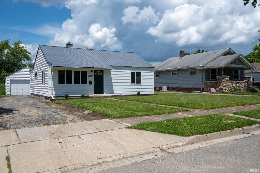 Photo of 1917 Glenwood Avenue, Fort Wayne, IN 46805 (MLS # 202625355)
