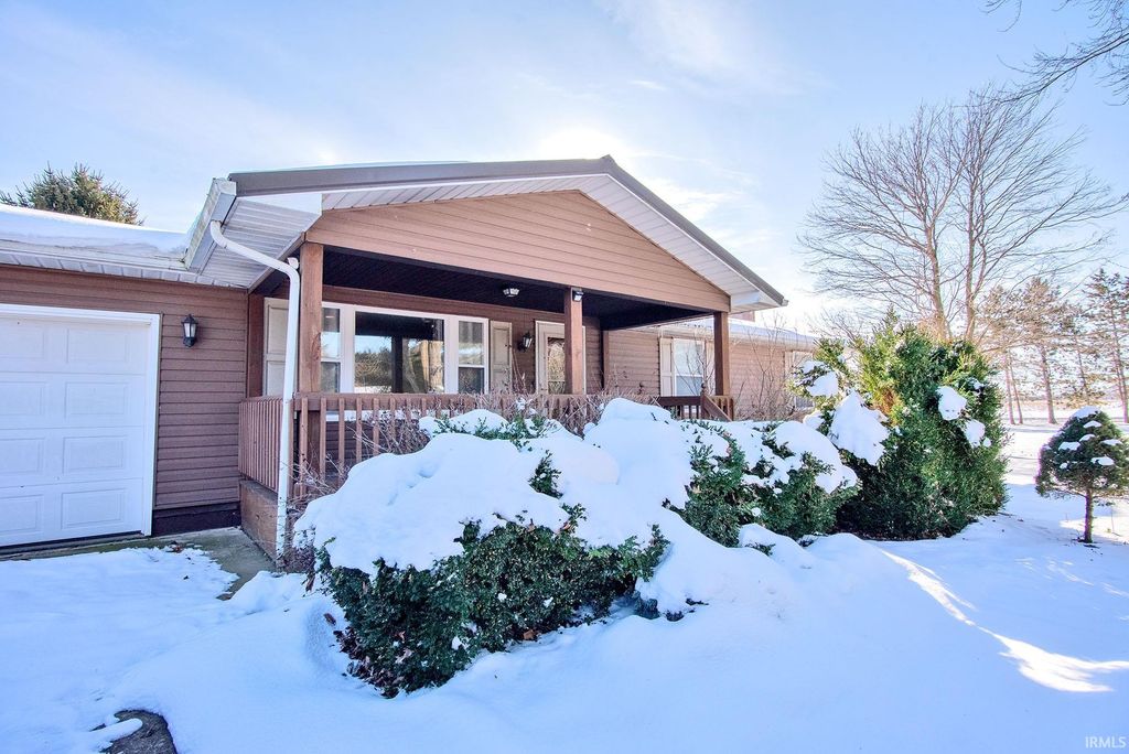 Photo of 8547 N Old Fort Wayne Road, Roanoke, IN 46783 (MLS # 202548393)