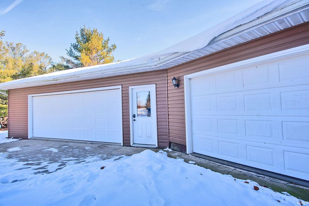 Photo of 8547 N Old Fort Wayne Road, Roanoke, IN 46783 (MLS # 202548393)