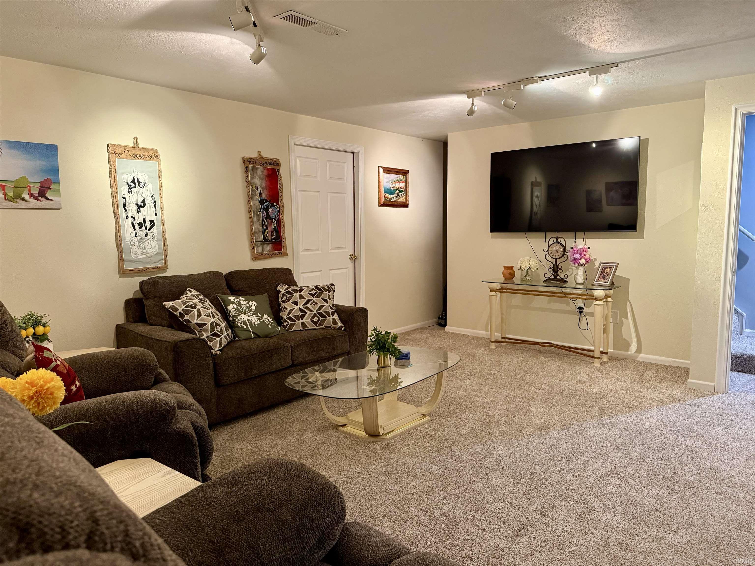 Elkhart, Indiana 46514, United States, 2 Bedrooms Bedrooms, ,2 BathroomsBathrooms,Residential,Contingent,182866