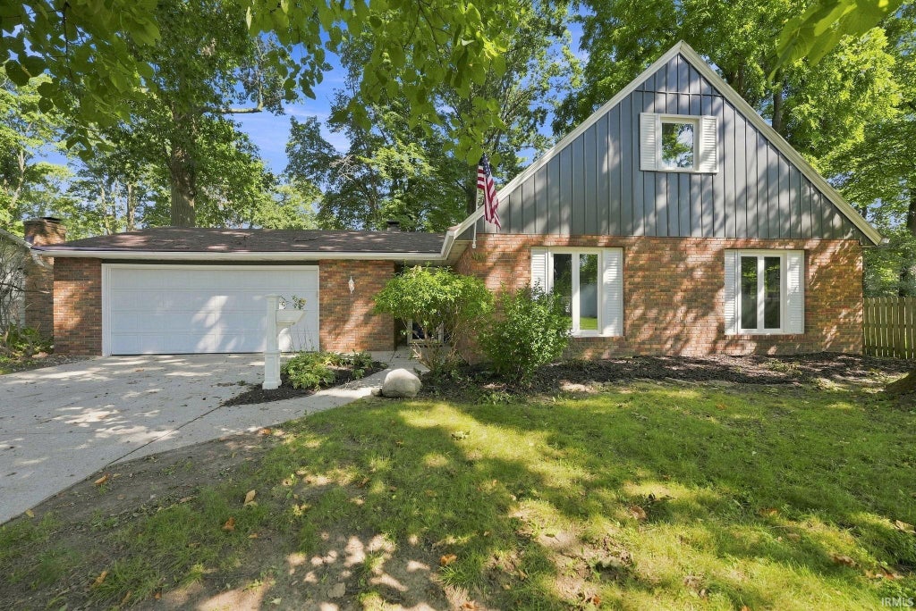 Photo of 7721 Valley Meadows Drive, Fort Wayne, IN 46815 (MLS # 202636455)