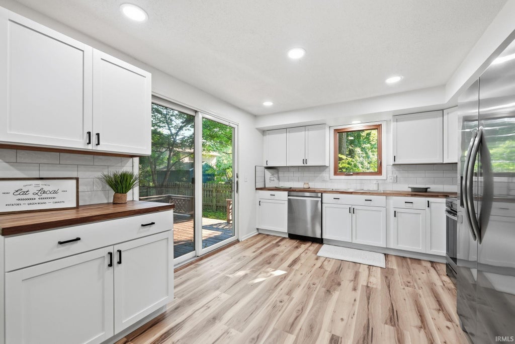 Photo of 7721 Valley Meadows Drive, Fort Wayne, IN 46815 (MLS # 202636455)