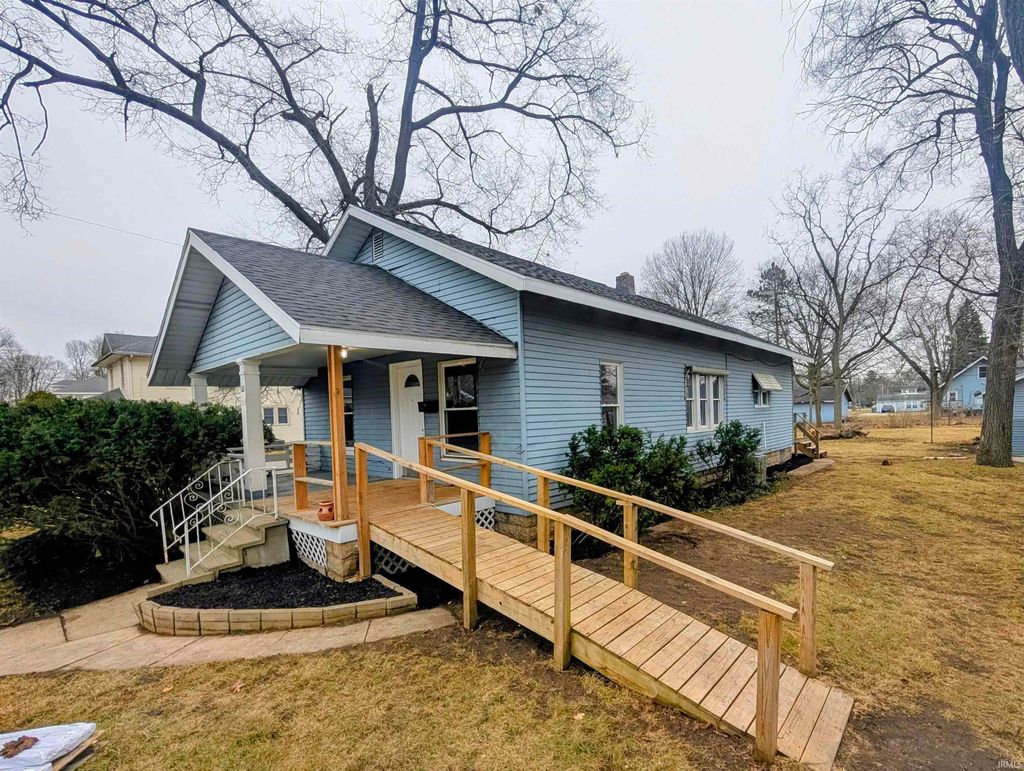 Photo of 1101 W Blaine Avenue, Elkhart, IN 46516 (MLS # 202607048)