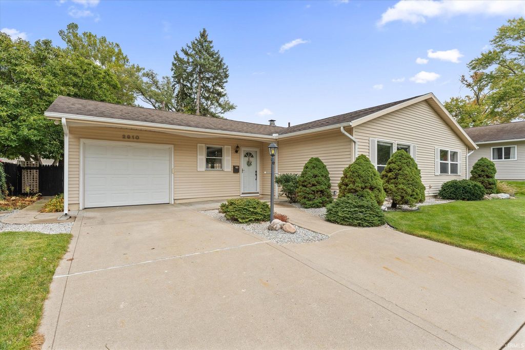 Photo of 2910 Woodmont Drive, South Bend, IN 46614 (MLS # 202542161)