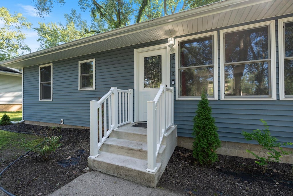 Photo of 212 Wedrick Drive, Warsaw, IN 46580 (MLS # 202634797)