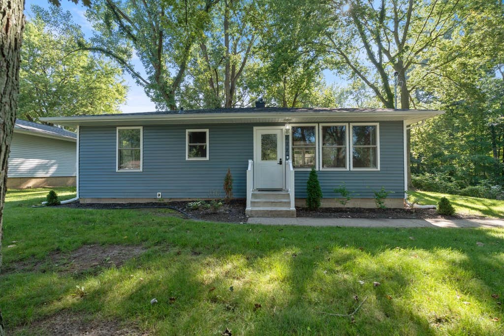 Photo of 212 Wedrick Drive, Warsaw, IN 46580 (MLS # 202634797)
