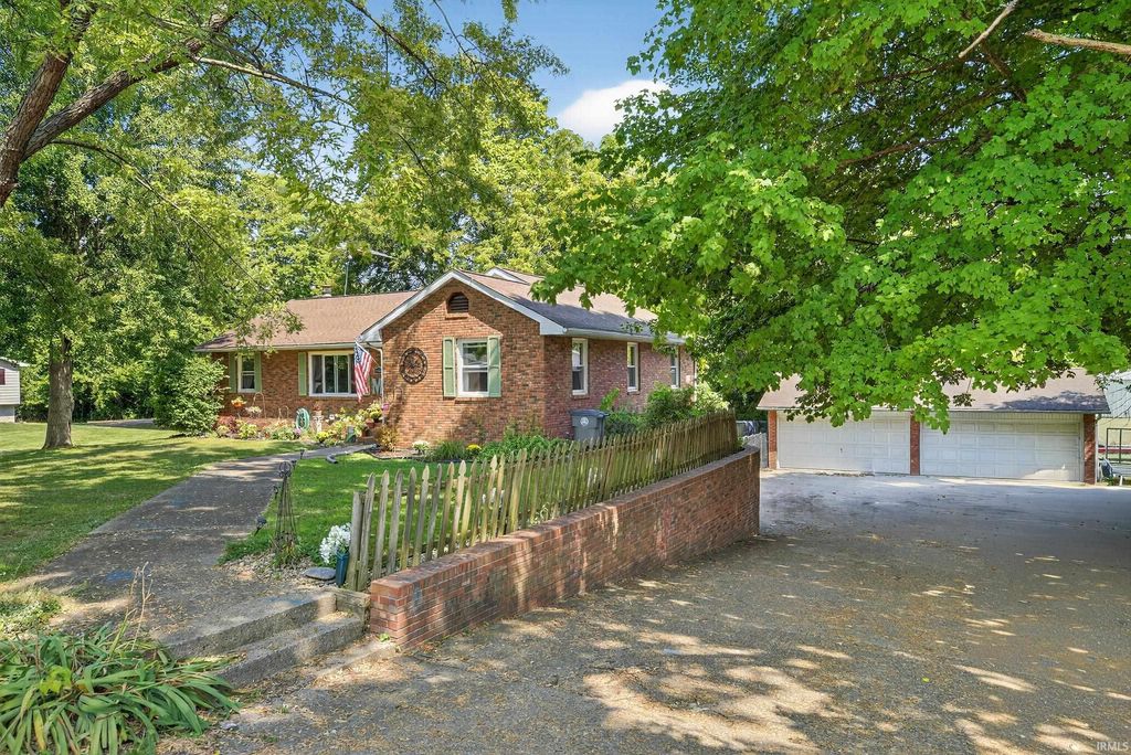 Photo of 1402 Hawthorne Drive, Vincennes, IN 47591 (MLS # 202537100)