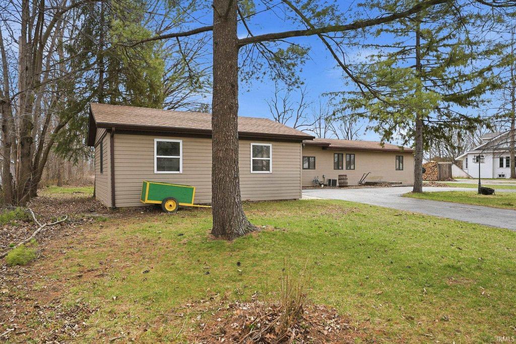 Photo of 610 W Spring Street, Bluffton, IN 46714 (MLS # 202610743)