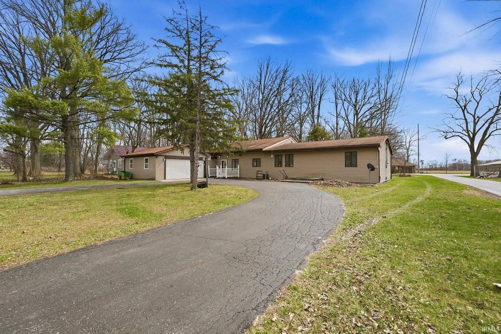 Photo of 610 W Spring Street, Bluffton, IN 46714 (MLS # 202610743)