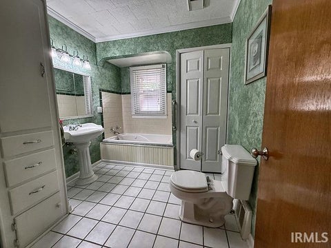 Tiny photo for 5220 Broadway Avenue, Evansville, IN 47712 (MLS # 202638043)